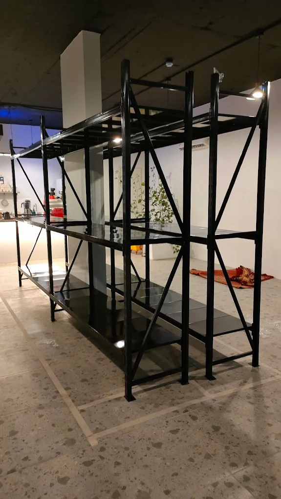رفوف عرض محل تجاري - Shop display shelf