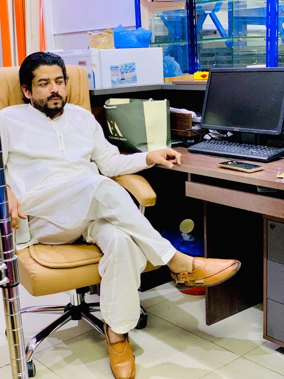 محمد وسيم مدير محل للرفوف المستعمل الرياض